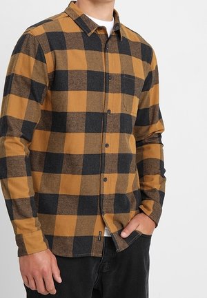 Koszula flanelowa w pomarańczowo-czarną kratę, zapinana na guziki, z długimi rękawami, pojedynczą kieszenią na piersi i regulowanymi mankietami. Miękka w dotyku.
