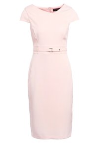 Robe rose clair longueur genou avec manches courtes, taille cintrée, ceinture assortie avec boucle argentée, et détails de couture au niveau de l'encolure.