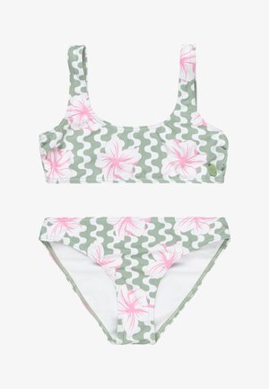 Groen en wit bikini-set met een golfpatroon en roze hibiscusbloemen. De top heeft brede schouderbanden; de onderkant heeft een klassieke snit.