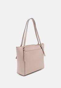 Lichtroze draagtas met een gladde textuur, rechthoekige vorm, dubbele schouderbanden, gouden details en een ritssluiting aan de bovenkant.