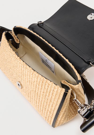 Πλεκτή μπεζ τσάντα χιαστί με μαύρο δερμάτινο καπάκι και εσωτερικό, ασημένιο κούμπωμα και αλυσίδα ιμάντα, εμφανίζοντας άδειο εσωτερικό με υφασμάτινη ετικέτα.