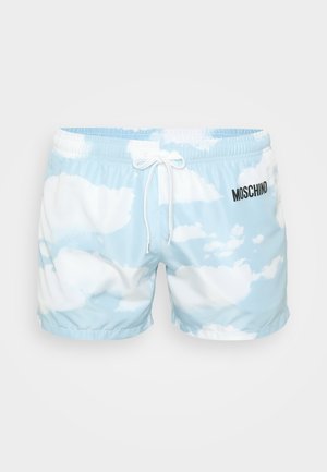 Shorts de bain bleu clair avec un motif de nuages, taille élastique et cordon blanc. Présente le logo noir "MOSCHINO" à l'avant.