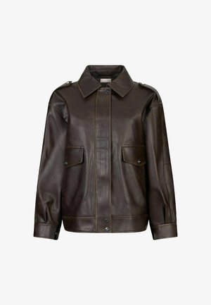 Braune Lederjacke mit einer knöpfbaren Front, großen Klappentaschen und einem eingekerbten Kragen. Verfügt über Schulterklappen und hat eine lockere Passform.