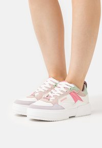 Buffalo RSE V2 - Sapatilhas - green/pink