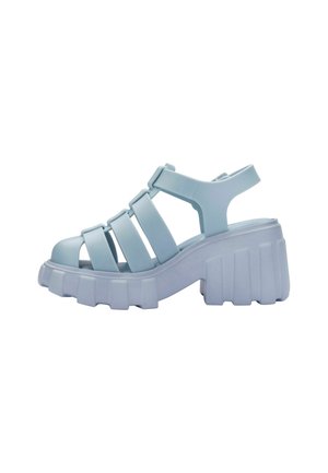 Sandalias de plataforma azul claro con punta abierta, diseño de múltiples correas y suela gruesa de goma con textura estriada para mayor estabilidad.