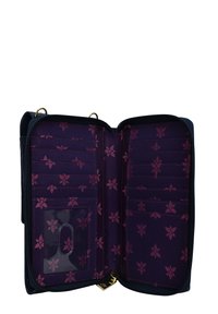 Blauwe ritsportemonnee met paarse bloempatronen, meerdere kaartenvakjes, een transparant ID-venster en gouden hardware-accenten.