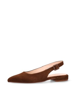 Chaussure plate slingback en daim marron avec bout pointu et bride à boucle sur un petit talon carré, doublure intérieure beige.