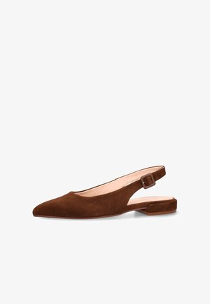 Scarpa piatta slingback in camoscio marrone con punta appuntita e cinturino con fibbia sopra tacco basso quadrato, fodera interna beige.