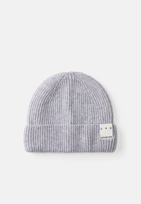 Beanie tricotat gri cu textură în dungi și margine r�ăsucită. Are o etichetă dreptunghiulară cu text: "CPH STUDIOS."