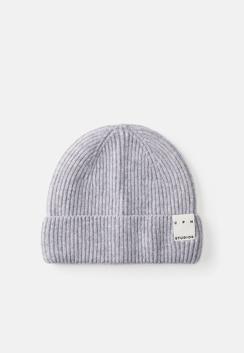 Beanie tricotat gri cu textură în dungi și margine răsucită. Are o etichetă dreptunghiulară cu text: "CPH STUDIOS."