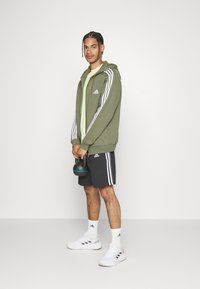 adidas Sportswear ESSENTIALS 3 STRIPES FULL ZIP - Camisola com fecho - olive strata