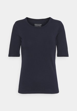 Marineblauw T-shirt van biologisch katoen met korte mouwen, ronde hals en een gladde textuur. Eenvoudig ontwerp, zonder patronen of versieringen.