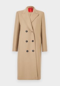 Μπεζ παλτό με διπλό πέτο και γιακά, κατασκευασμένο από υφαντό ύφασμα. Διαθέτει μαύρα κουμπιά και λεία υφή. Επενδεδυμένο με έντονη κόκκινη εσωτερική επένδυση.