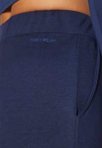 ONLY Play ONPAYNA TRAIN - Spodnji deli trenirk - maritime blue