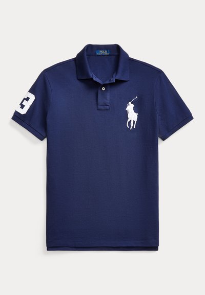 Polo azul-marinho com um logótipo branco bordado e o número 3 na manga. Fabricado em algodão texturizado com um design de colarinho clássico.
