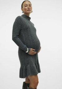 Abito a maglia grigio a coste con collo alto, maniche lunghe e orlo svasato, progettato per l'abbigliamento premaman, indossato sopra un pancione arrotondato.
