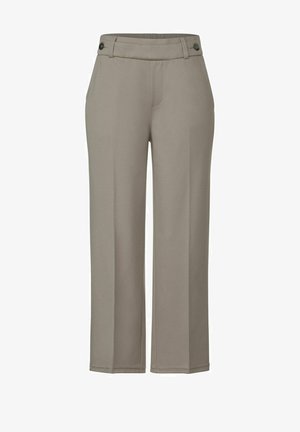Pantalons larges beiges en tissu lisse, avec une taille plate, des passants de ceinture et deux poches latérales, agrémentés d'une boutonnière à la taille.