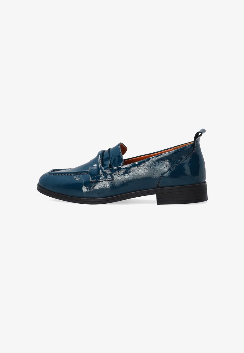 Navyblaue Lacklederslipper mit runder Spitze, dekorativem Riemen und niedrigem Blockabsatz. Glatte Textur und minimale Designdetails.