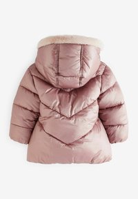 Puffjakke i lys pink med faux fur kant på hætten. Har et chevron-quiltet mønster og elastiske manchetter for varme.