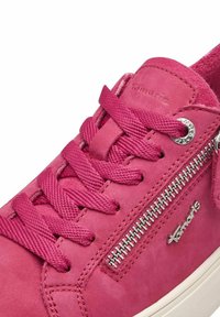 Sneaker in pelle rosa con punta tonda, superficie testurizzata, lacci piatti, zip laterale e dettaglio con logo. Suola bassa in colore a contrasto.