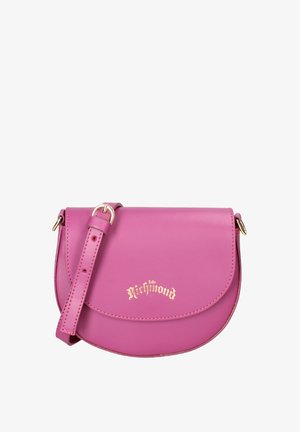 Sac bandoulière en cuir rose avec une forme incurvée, quincaillerie dorée et logo imprimé "Richmond" sur le devant. Sangle ajustable incluse.