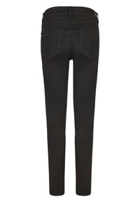 Svarta denimjeans med slim fit, med bakfickor i diamantform och en jämn textur. Ingen synlig varumärkning eller mönster.