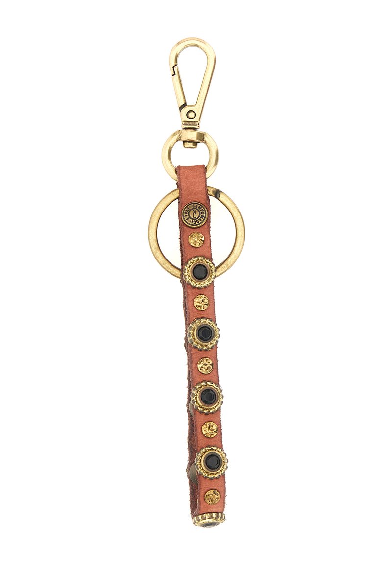 Portachiavi in pelle con gancio dorato, caratterizzato da una cinghia marrone decorata con accenti rotondi neri e dorati lungo tutta la sua lunghezza.