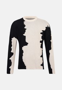 Suéter de punto con un patrón abstracto en negro y crema, cuello redondo, mangas largas y un corte relajado con texturas variadas.