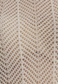 Weißer Häkelstoff mit einem Chevron-Muster und einem offenen Design. Weiche Textur und leichtes Erscheinungsbild, ideal zum Schichten.