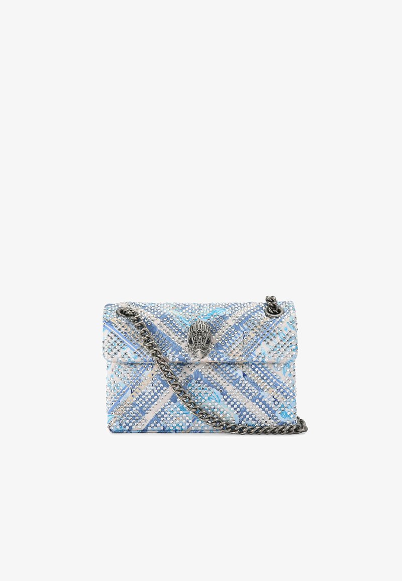 Sac à main à perles avec un motif bleu et blanc, une bandoulière en chaîne argentée et un fermoir décoratif ressemblant à une main à l'avant.