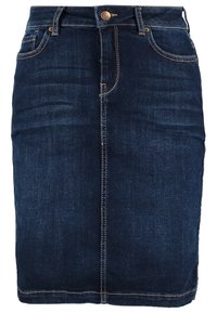 Falda de mezclilla azul oscuro con una silueta lápiz clásica, cierre frontal con botones y diseño de cinco bolsillos con acentos de costura dorada.