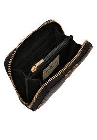 Portafoglio zip nero con hardware dorato, caratterizzato da molteplici fessure per carte e un comparto centrale con zip. Fodera interna testurizzata con etichetta del marchio.