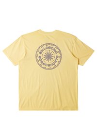 Camiseta de algodón amarilla con un gráfico circular en la espalda que presenta un diseño de sol y texto: "BILLABONG BOARDSHORTS EST. DIECINUEVE."
