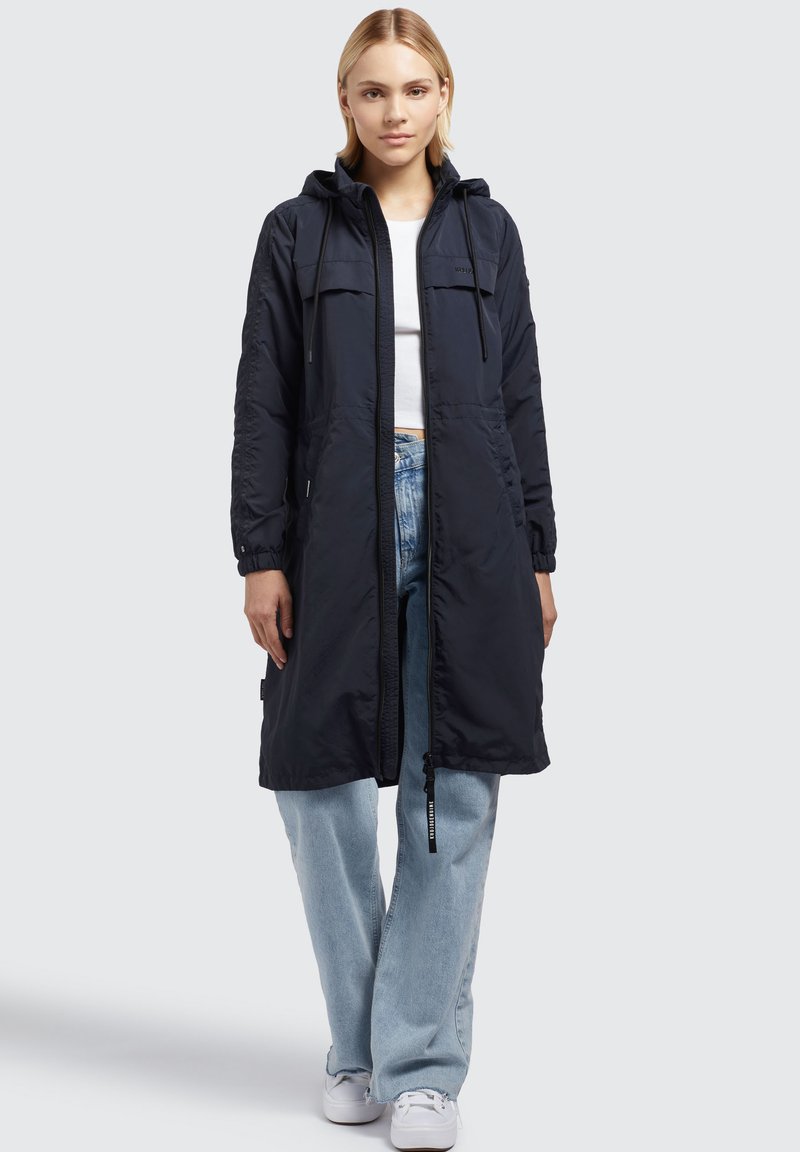 Langer marinefarbener Parka aus leichtem Stoff, mit Kapuze, elastischen Bündchen, zwei Vordertaschen und einem Reißverschluss mit Kordelzugakzenten.