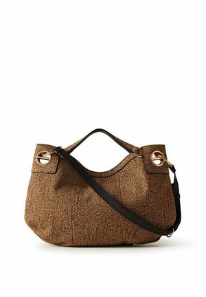 Sac hobo marron texturé avec bandoulière réglable noire et œillets dorés sur fond blanc.