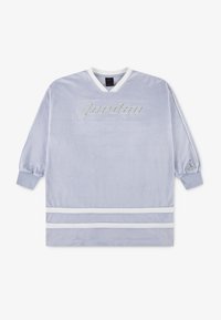 Ljubičasta velur majica dugih rukava s bijelim V-izrezom, koja sadrži natpis "jordan" u srebrnom pismu i bijele pruge na rubovima i rukavima.