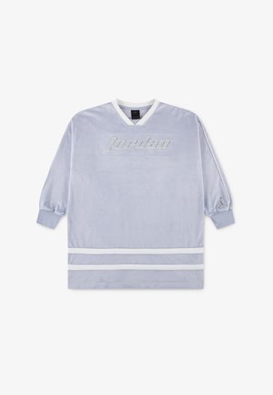 Lilla velour langærmet skjorte med en hvid V-hals, der har "jordan" i sølv skrift og hvide striber ved kanten og ærmerne.