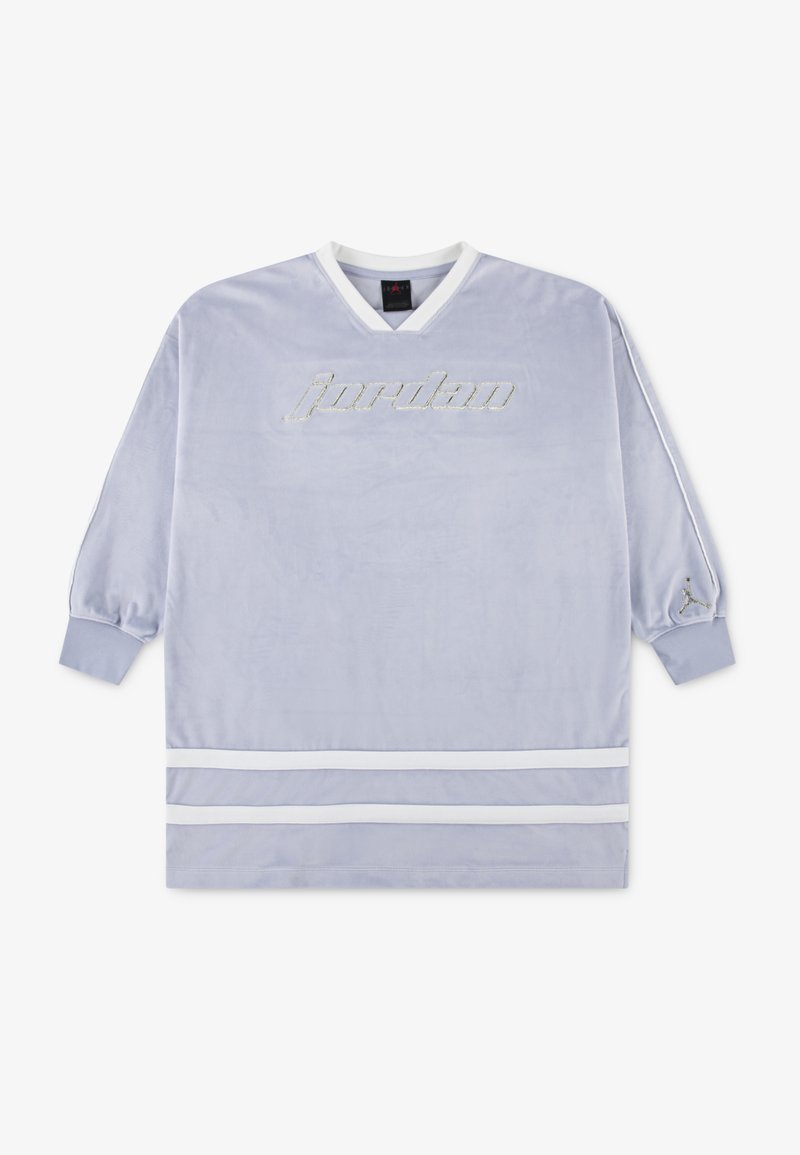 Ljubičasta velur majica dugih rukava s bijelim V-izrezom, koja sadrži natpis "jordan" u srebrnom pismu i bijele pruge na rubovima i rukavima.