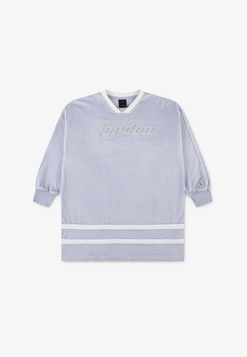 Ljubičasta velur majica dugih rukava s bijelim V-izrezom, koja sadrži natpis "jordan" u srebrnom pismu i bijele pruge na rubovima i rukavima.