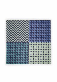 Vierkante stof verdeeld in vier secties met zigzag-, driehoek- en cirkelpatronen in tinten van blauw, teal en lichtgroen.