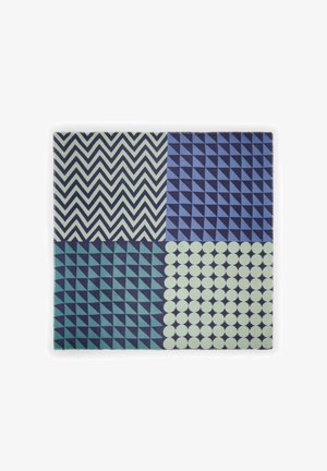 Vierkante stof verdeeld in vier secties met zigzag-, driehoek- en cirkelpatronen in tinten van blauw, teal en lichtgroen.