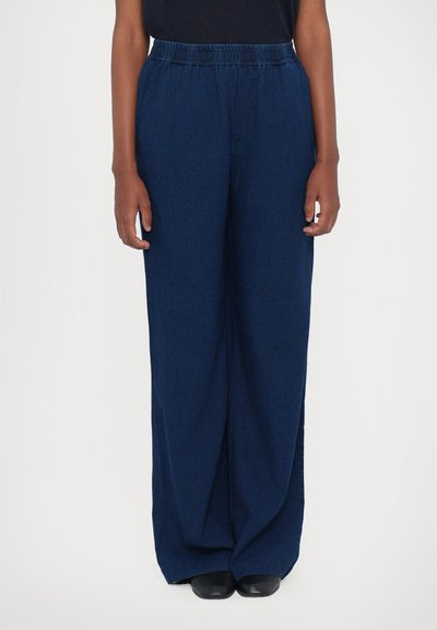 Wide-leg navy trousers made of denim, featuring an elastic waistband and side pockets, with a smooth texture and clean finish.