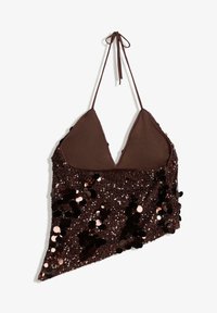 Brązowy top na szyję z cekinami o trójkątnym wzorze, posiadający gładką bazę z tkaniny oraz refleksyjne, okrągłe cekiny w ciemnych i jasnych odcieniach.