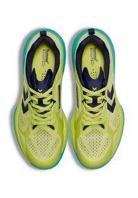 Jasnozielone buty sportowe wykonane z siateczki i materiałów syntetycznych, z granatowymi akcentami, perforowanym wzorem i turkusową podeszwą.