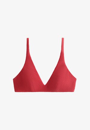 Červený trojúhelníkový bikini top s tenkými popruhy, texturovanou látkou a hlubokým V-výstřihem. Bez vzorů nebo ozdob. Jednoduchý design.