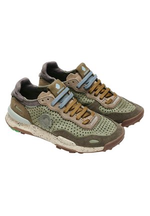 Sneakers verdi con tessuto in rete perforato, accenti in suede marrone, colletto imbottito e suola in gomma maculata. Presentano lacci blu e logo.