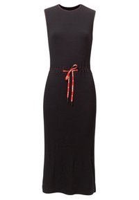 Schwarzes, geripptes Kleid mit ärmellosem Design, tailliertem Bund und kontrastierendem roten Kordelzug. Glatte Textur, knöchellange Silhouette.