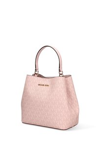 Roze boodschappentas met een gestructureerde afwerking, voorzien van een herhalend logo patroon en gouden hardware. Zacht, gestructureerd ontwerp met gebogen handvatten.