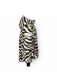 Zebra-stribet hættejakke i sort og hvid, med en lynlåslomme med lilla accent og en glat overflade.