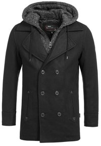 Sort dobbeltbrystet frakk med en teksturert grå hette. Har store knapper og sidelommer. Stoffet ser glatt og strukturert ut.